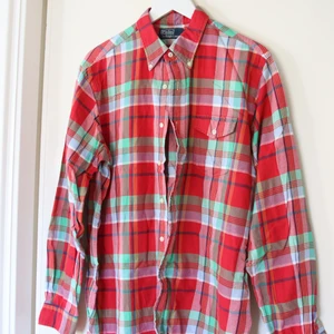 Trender just nu: Klarrött och mintgrönt  - Viktigaste färgtrenderna 2021: Klarrött och mintgrön. Ruggigt skön skjorta från Ralph Lauren. Lite grövre textilier som gör att den värmer skönt i ljumna sommarnätter. 