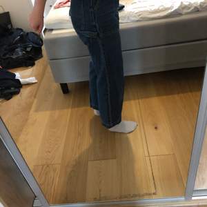 Blå jeans från Monki storlek 27, kortare i benen, går till anklarna på mig som är 158. Fina detaljer med fickorna. Något blåare än på bilden. Frakt tillkommer.