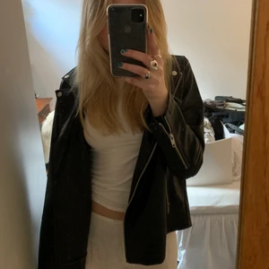 Skinnjacka - Sjukt snygg skinnjacka som jag säljer då jag har en liknande! Oanvänt skick! Använd 1-2 ggr💖