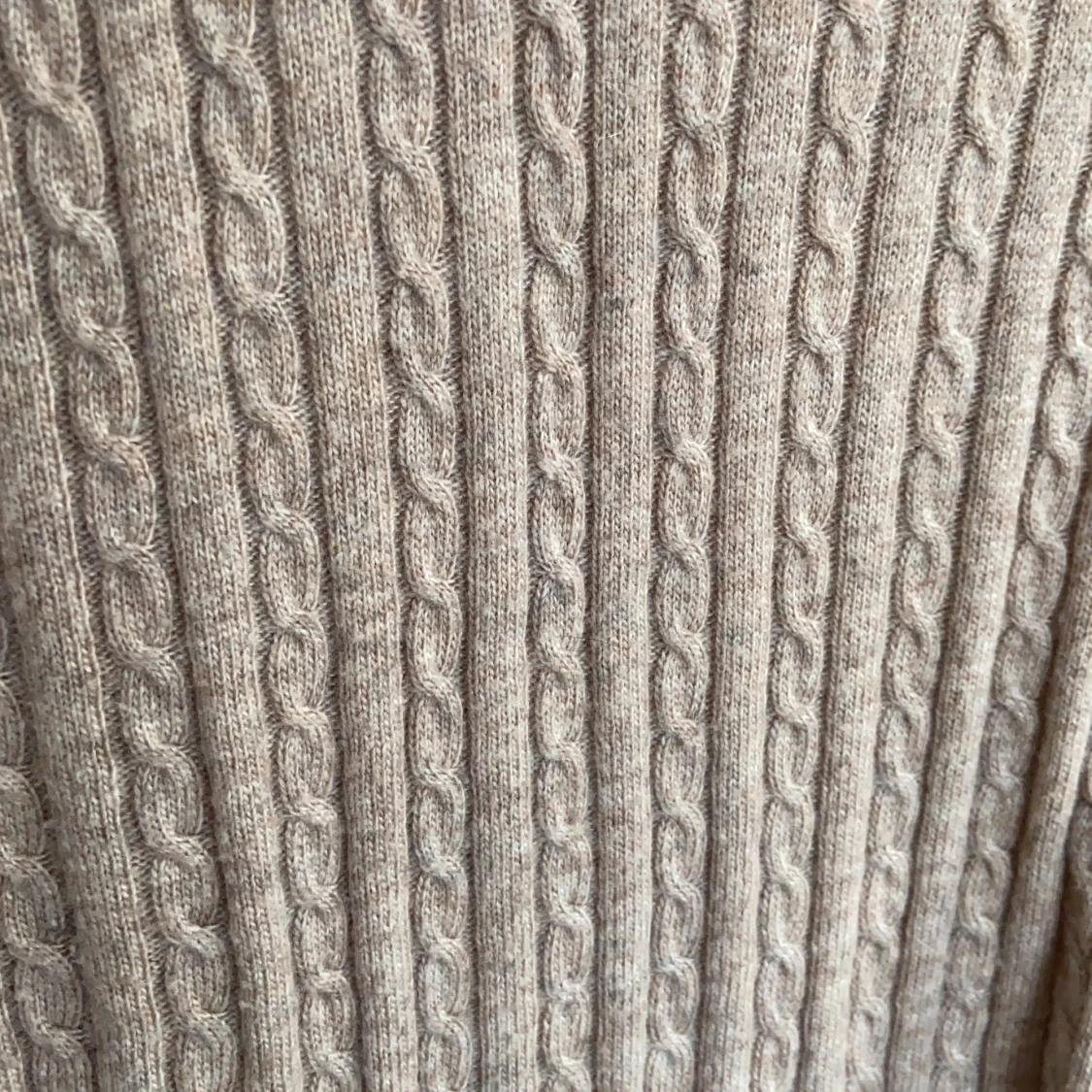 Beige kabelstickad tröja  - 91