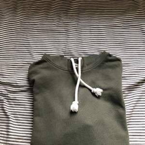 Militärgrön hoodie från PIER ONE, i storlek M.                  Pris: 125 kr + frakt