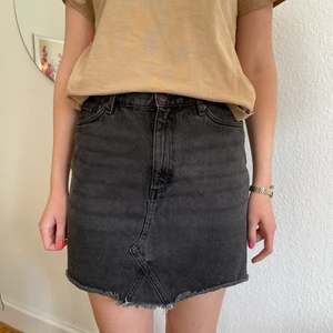 Svart jeanskjol från Monki - Snygg jeanskjol i grå/svart! Använd men i gott skick. Säljer bara pga lite kort på mig (185 cm)
