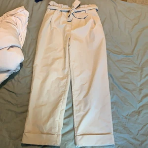 Beiga kostymbyxor  - Superstat kostymbyxor med ett avtagbart skärp i midjan. Ifrån Nadine Klein’s kollektion med Nakd 