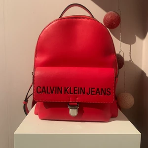 Calvin Klein Jeans ryggsäck  - Jättefin ryggsäck från Design only för 1500kr. Använd fåtal gånger. Fyra fack inklusive det på utsidan. 