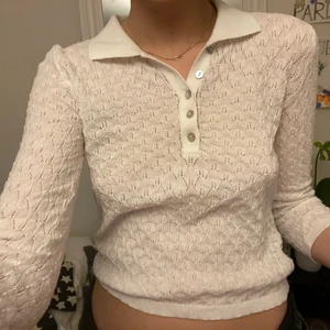 Topp - Vit vårig topp, lite see-trough! Så fin! Jag har vanligtvis S och är 177 cm. Högsta bud: 130kr