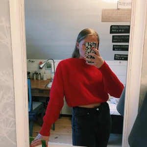 Stickad tröja - Stickad tröja i fin röd färg. Går att vända och ha v-ringning i ryggen eller fram. Köpt på Gina Tricot, knappt använd! Frakt tillkommer ❤️