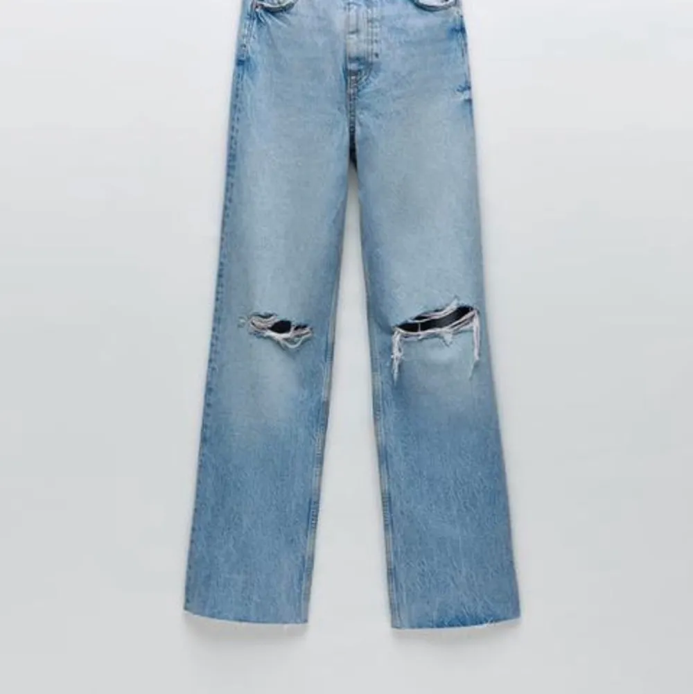 Säljer mina zara jeans som inte längre finns kvar på hemsidan. Har använts sparsamt💗. Jeans & Byxor.