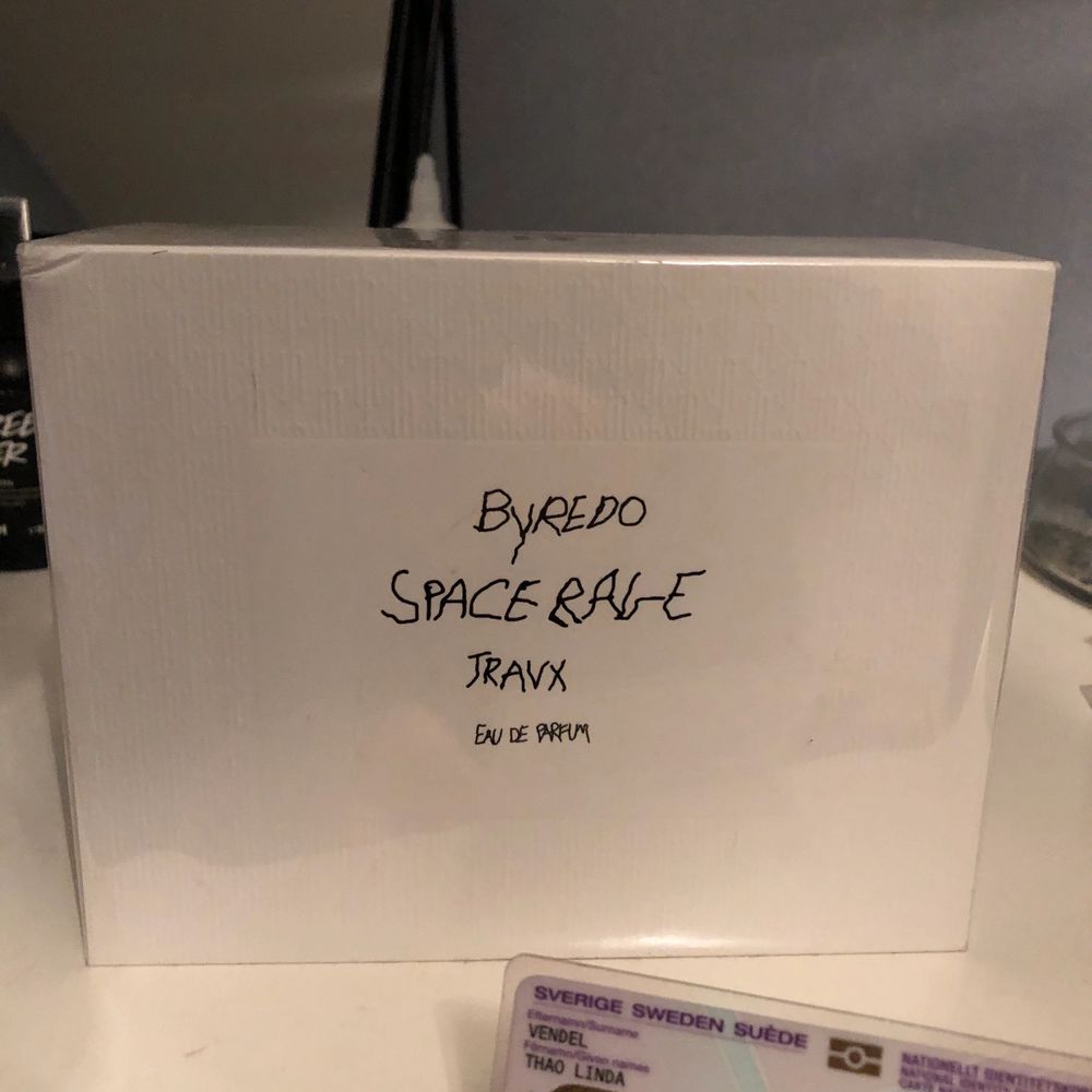 Funderar på att sälja denna exklusiva Travis Scott for BYREDO Travx Space rage parfymen, förpackningen är helt oöppnad, jag som också har doftljuset kan säga att den doftar galet, väldigt fräsch. Hör av er vid frågor.. Övrigt.