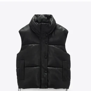 Väst med skinneffekt - Säljer denna populära väst från Zara! Helt oanvänd och med alla lappar kvar. Storlek S, men kan passa både M och XS. Helt slut på hemsidan i storlek XS-L. Köpte den för 400+frakt. Köparen står för frakt 💞💞