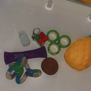 Fidgettoy pack - Stresstboll ananas, magic rings, Rubik kub, två mochi, marbel mech och en tangle 