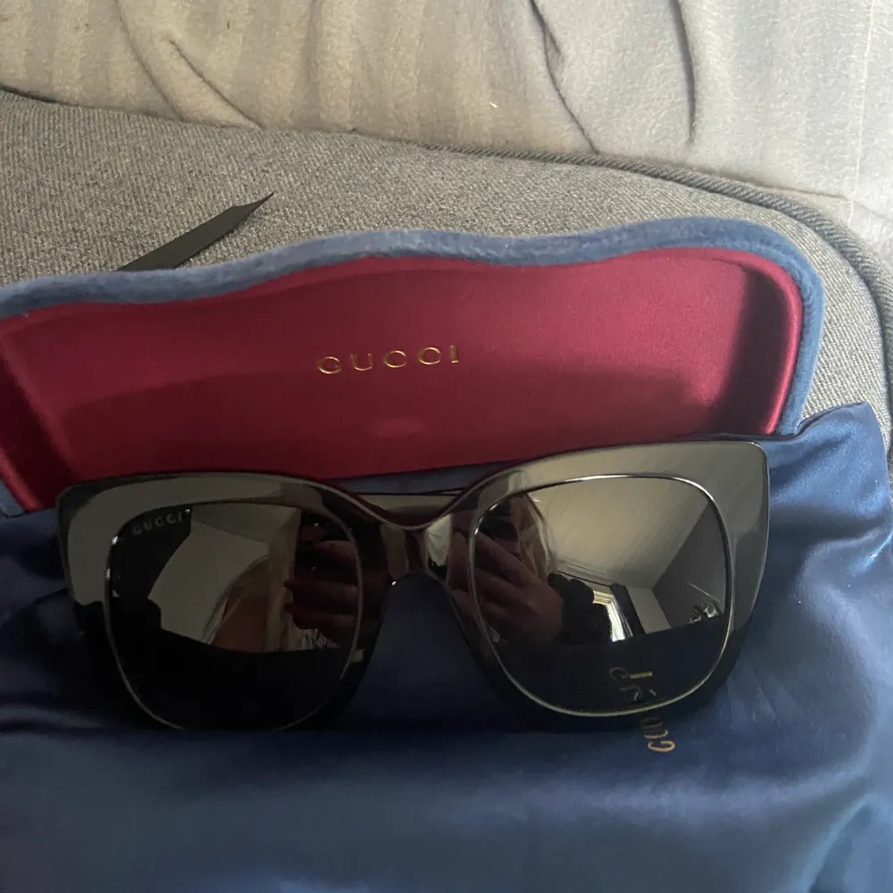 Säljer mina helt oanvända Gucci solglasögon eftersom jag har två. Nypris 2100 kronor.. Accessoarer.