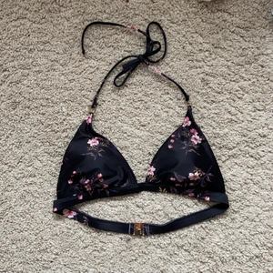 Bikinitoppar - Två superfina bikiniöverdelar som inte kommer till användning💕 hittar ingen storlek men skulle säga att de är S/M❤️ En för 40 och båda för 70, frakt för en blir 24 och två 48!