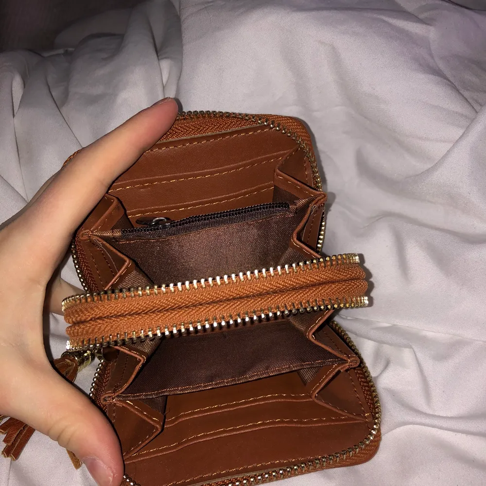 Säljer denna MK plånbok i brun, säljer den då den inte kommer till användning. Priset går absolut att diskutera och har också en lite skada kolla sista bilden!. Accessoarer.