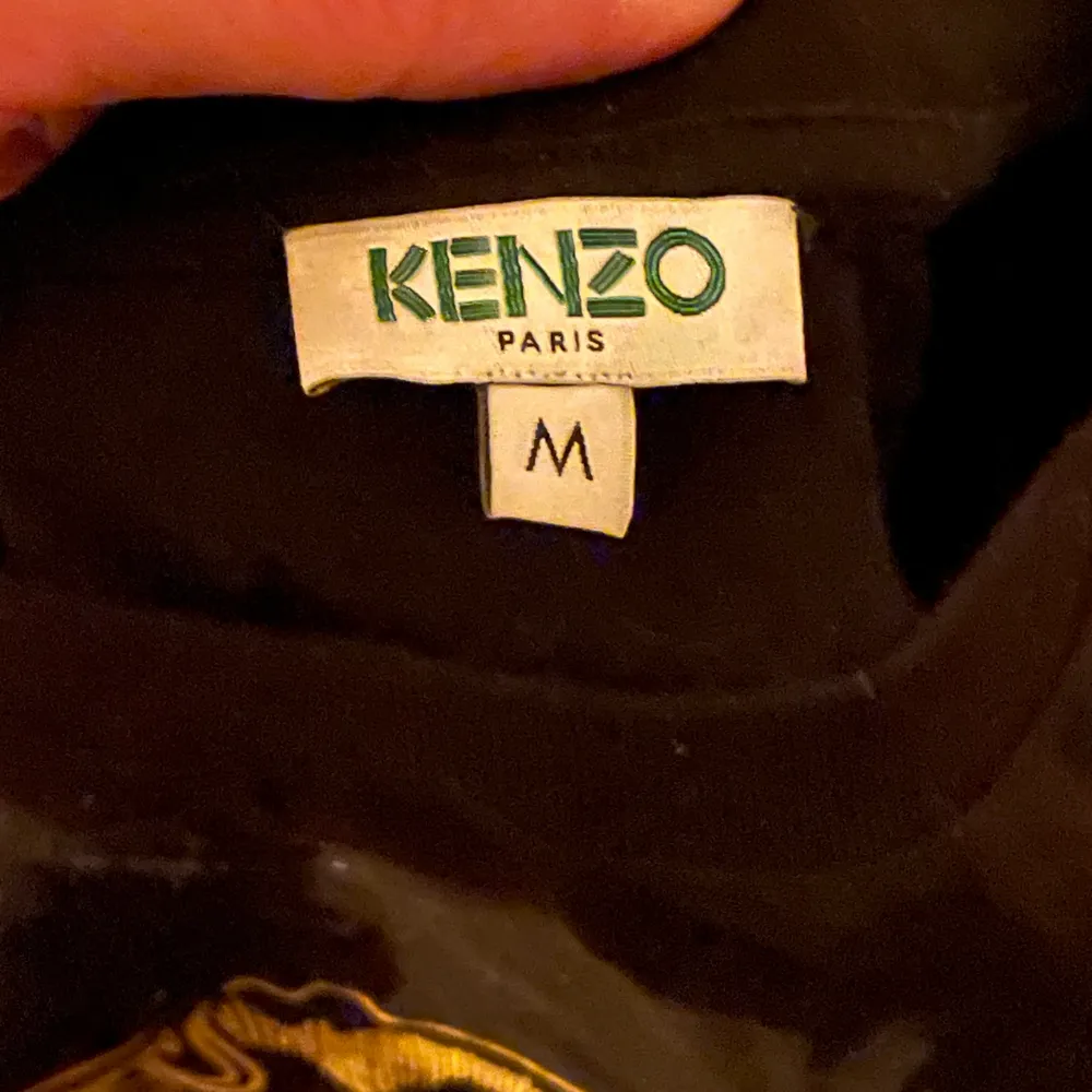 Säljer min fina kenzo tröja i storlek M, den är i nyskick, nypris ca 1000 kr, vi ni ha fler bilder eller undra något är det bara att fråga ☺️ ps priset går att diskutera.. T-shirts.