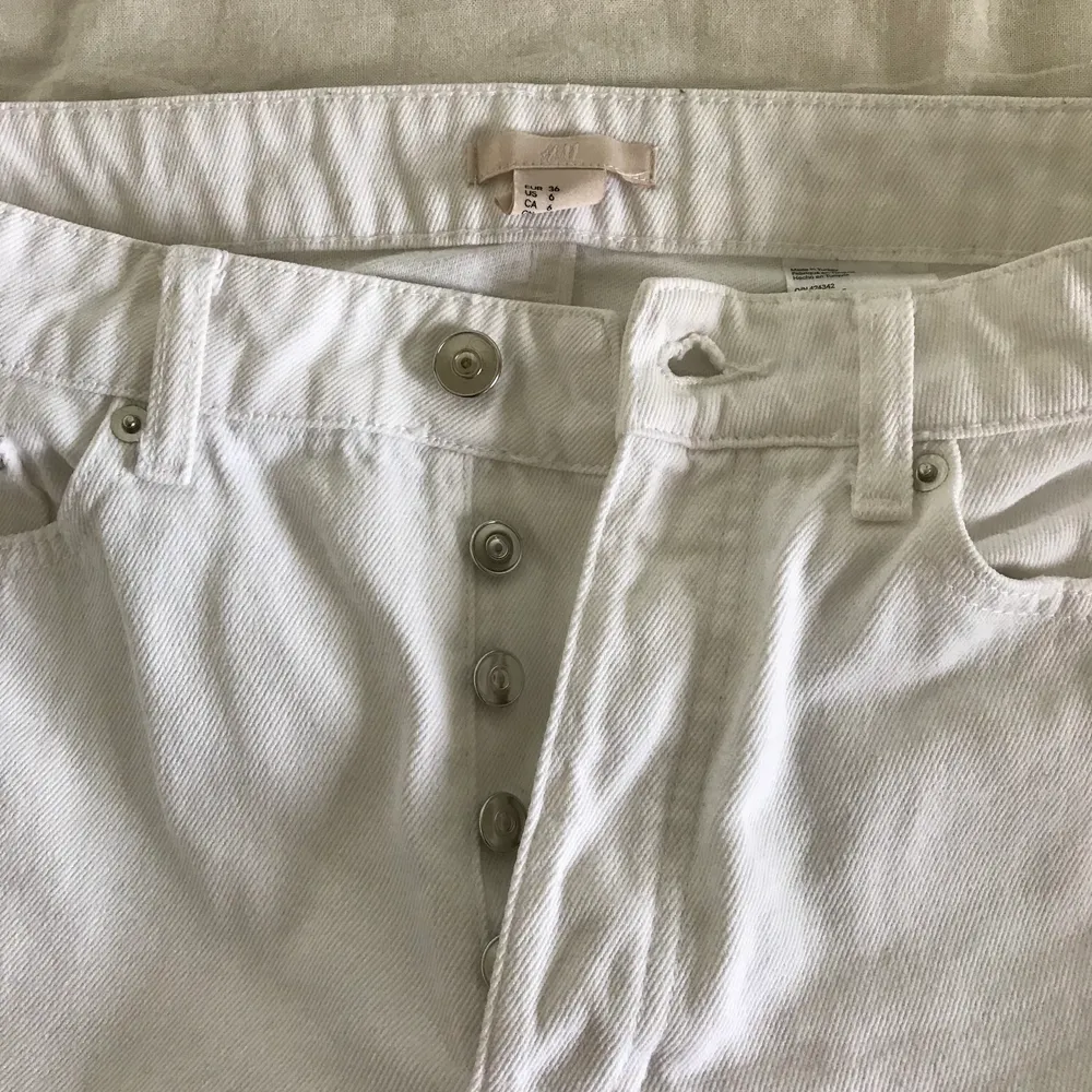 Vita jeans i rak modell från H&M.  Storlek 36 men upplever dem en aning små i storleken.  Avklippta nedtill. Innerbenslängd cirka 65 cm.  Använda men i bra skick och inga fläckar.  Svårt att få till bra bilder på vita jeans! . Jeans & Byxor.
