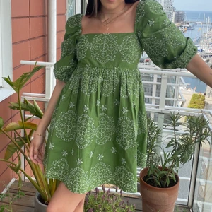 Zara klänning  - Grön ”babydoll” stil klänning med broderi. Använt 1 gång  