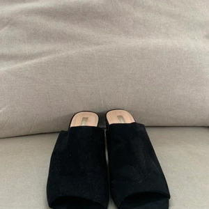 Klackar  - Säljer ett par klackar från Primark i stolek 39 eftersom de är förstora. Jag har använt dem med sula i för att kunna ha dem men det funkar inte tyvärr. Pris + frakt. 