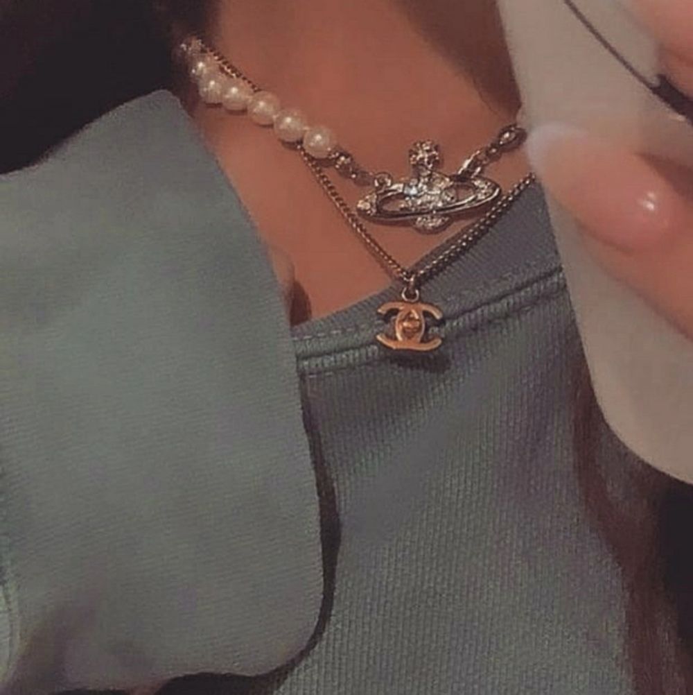 Restock på Pearl pendants, DE FINNS BARA EN I SILVER KVAR! , helt nya 60kr/ st. Finns i både gild och silver. Passar perfekt till ett vintage eller klassiskt outfit. Material; alloy, Frakt 15kr. Jag skickar bild på paketet innan jag posta. Finns 0st guldiga, 1st silvriga KVAR! . ❌ 12st guldiga sålda, 12st silvriga sålda ❌ följ vår social media för uppdateringar på restock och nya produkter 🦋. Accessoarer.