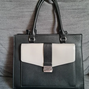 Väska - Helt ny väska. Väldigt fin men jag har andra så denna har bara stått i garderoben.