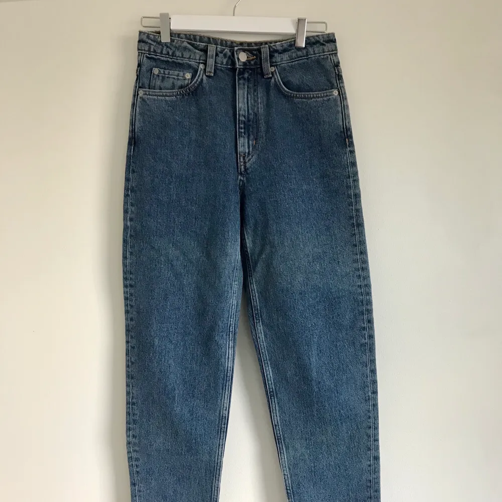 Weekday Lash Extra High Mom Jeans i storlek 27/30.   Färgen heter Standard Blue.   Innerbenslängd ca 75 cm.   Endast använda ett fåtal gånger och i väldigt bra skick. . Jeans & Byxor.