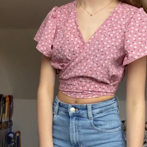 Rosa & Blommog knyt-topp - Storlek XS, men passar nog möjligtvis en liten S också då den går att knyta och justera osv. Endast använd 1 gång, jättefint skick🤍