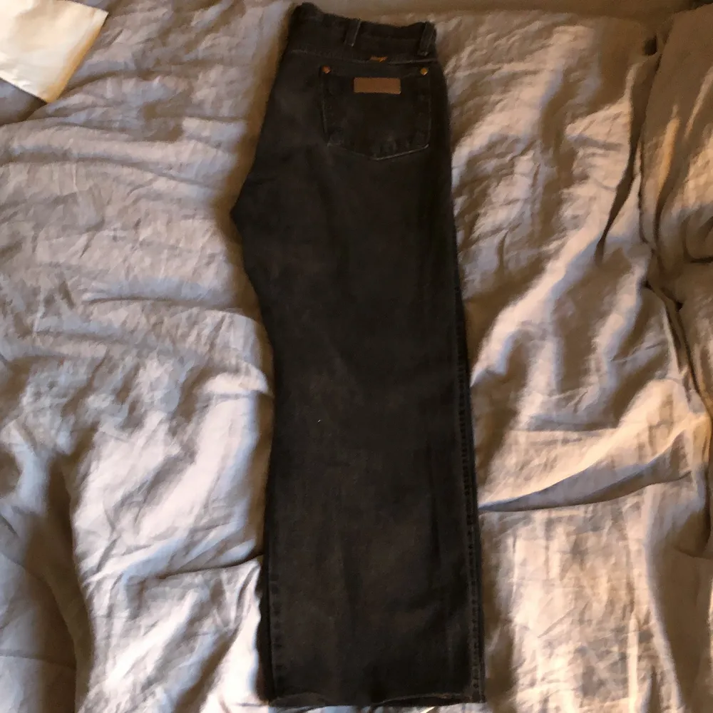 Väldigt fina wrangler jeans o bra skick. Dessa är i mörkgrå och har en straightleg/loose/baggie fit vad man nu vill kalla det. . Jeans & Byxor.
