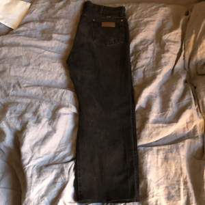 Väldigt fina wrangler jeans o bra skick. Dessa är i mörkgrå och har en straightleg/loose/baggie fit vad man nu vill kalla det. 