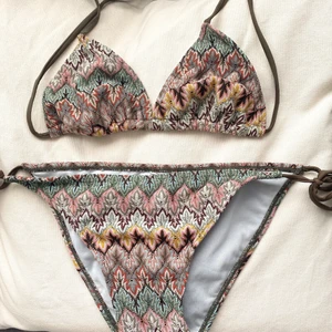 Säljer bikini 💜💛💗 - Säljer min missoni-inspirerade bikini, kommer ej visa hur bikini ser ut på 😁 