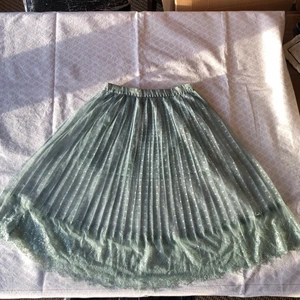 Dimm grön lång kjol - Söt och fräsch dimm grön lång kjol! Det är en underkjol som är ca: 32cm lång. Midja i resår ca: 62cm. Överkjol med spets ca: 63cm! Sparsamt använd så väldigt fint skick! Checka gärna in mina andra försäljningar. Frågor? Bilder? Skicka så fixar jag☺️