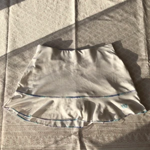 Wilson tenniskjol - Vit tenniskjol från Wilson! I använt skick. Checka gärna in mina andra försäljningar! Frågor? Bilder? Skicka så fixar jag☺️