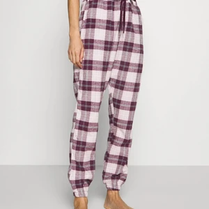 Rutiga pyjamasbyxor - Säljer nu ett par röda och rosa söta rutiga pyjamasbyxor från hunkamöller💛 Fint skick men har klippt av de längst ner då de var för långa för mig så passar nog en något kortare person✨ Storlek M men passar mindre storlekar om man antingen syr in dom eller så💛 Köparen betalar frakt✨