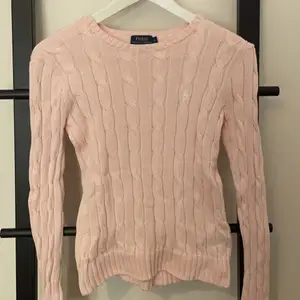 ÄKTA Ralph Lauren tröja, sparsamt använd ca 4 gånger. Har inga skador:) Köptes för 1200kr men säljs nu för 800 kr och är i toppskick! 