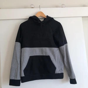 FILA hoodie - Hoodien ska vara storlek L men den är som en XS/S. Inköpt för typ 3 år sedan och använd inte där av säljer jag den. Frakt ingår i priset 