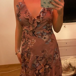 Blommig klänning - Väldigt söt blommig klänning, aldrig använd. Rökfritt men djur finns i huset.