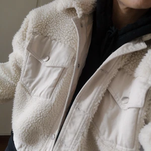 Zara, teddyjacka - Teddyjacka i storlek M, perfekt i vår. En croppad modell. Tyvärr för stor för mig som är XS. 