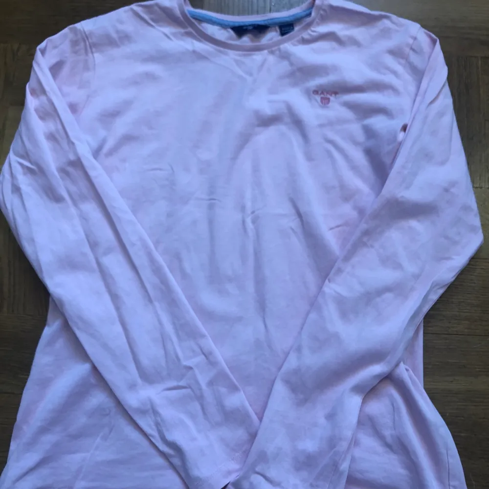 En rosa gant tröja i superfint skick. Den är knappt använd och som ny. Storlek 158-164/13-14 år och passar bra som xs. Köparen står för frakt och färgen gör sig bäst på första bilden💞. Toppar.
