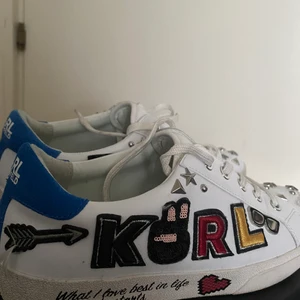 Karl Lagerfeld skor! - Säljer mina as coola Karl Lagerfeld skor som jag köpte i somras använd endast 1-2 gånger då dem är förstora för mig! Tycker dessa verkligen är jätte snygga:( Köpt för 2200kr och dem är nästan som nyskick🥰😍