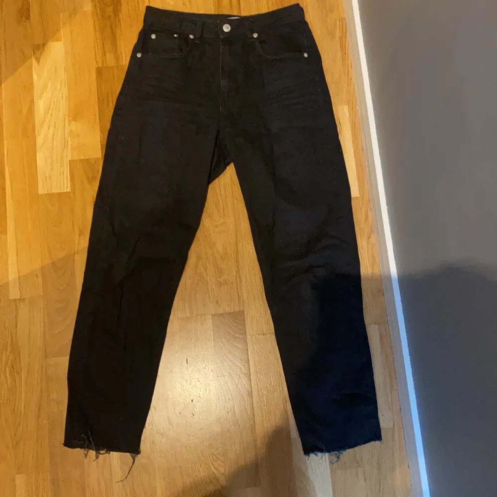 Svarta mom-jeans med avklippt kant nertill. Jeansen är i fint skick <3. Jeans & Byxor.