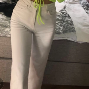 Vita croppade jeans - Vita croppade jeans från Lindex, raka i modellen. Storlek small men passar även xs. Superfina till våren och sommaren!!💕💕 Säljer även ett par liknande från zara.