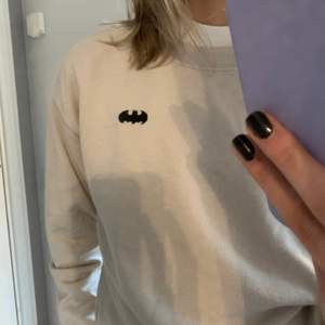 Sweatshirt i storlek XS med en liten broderad Batman-logga 🦇. Fint skick. Spårbar frakt tillkommer på 66kr. 