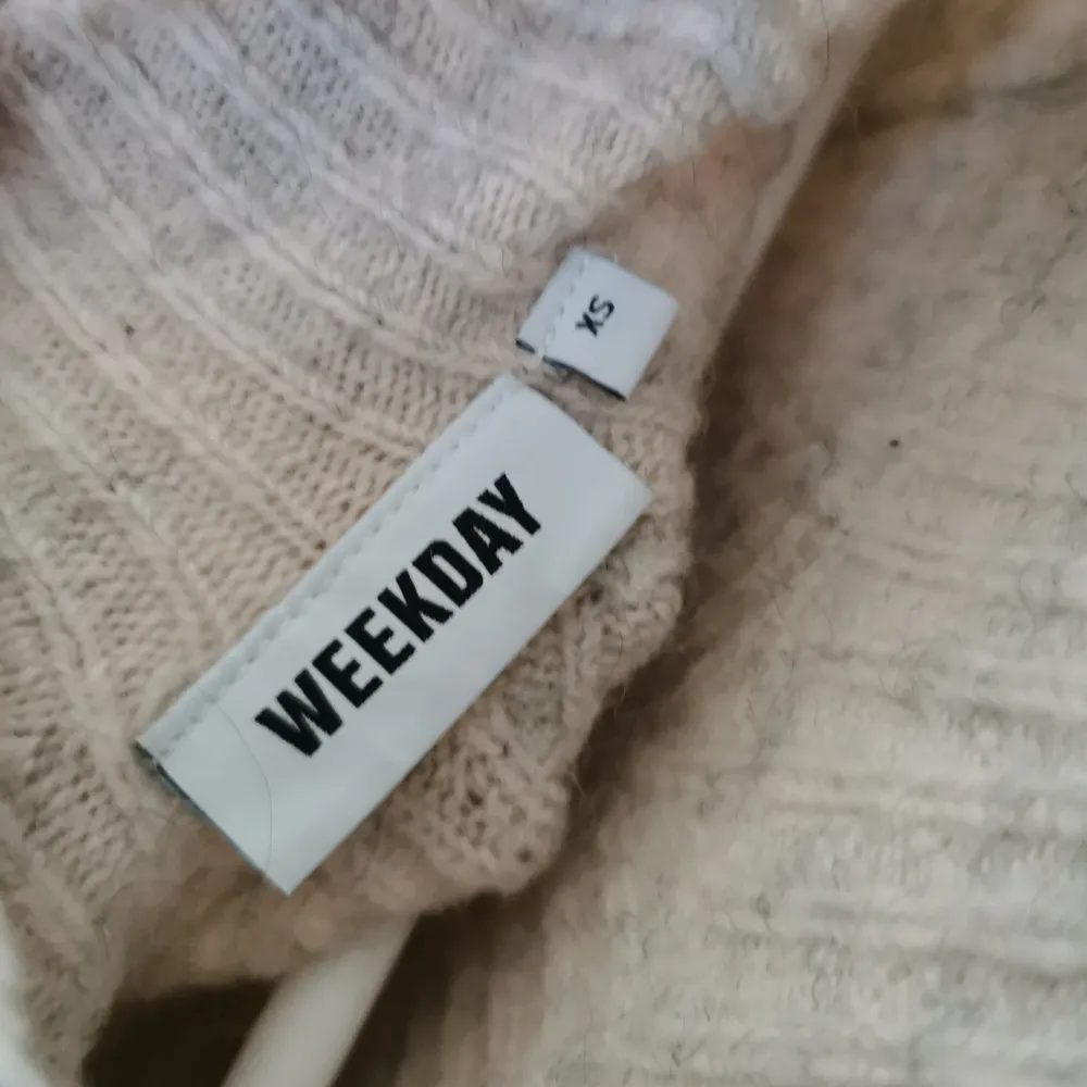 Stickad tröja från weekday i fin rosa/ beige färg, svagt svagt glitter i. Storlek XS, passar S. . Stickat.