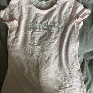 Morris tshirt - En ljusrosa Morris lady tshirt som tyvärr är för liten nu, använde ett fåtal gånger för nått år sedan💓💓Spårbar frakt, passar mellan xxs-m