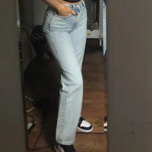 Weekday Rowe Jeans - Jeans från weekday i storlek 25/30! Säljer för att jag inte får på mig dem längre, bilderna är nån månad gamla men byxorna är i samma bra skick 🌷