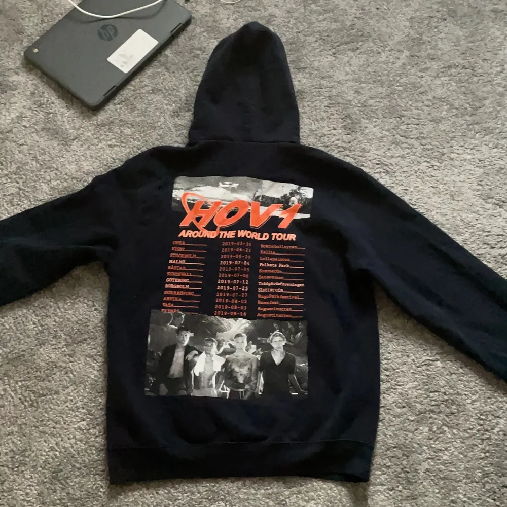 Säljer min skjukt sköna hoodie från hov1 pågrund av att jag har många hoodies💕 Den är använd men sjukt bra skick, köpt för 600. Hoodies.