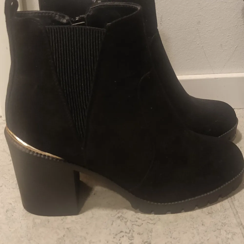 Never used black NewLook boots, size 40. Zipper on the side.. Skor.