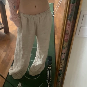 Beiga linnebyxor  - Säljer mina beiga linne byxor som jag köpt utomlands skit snygga men lite långa på mig är 158. Storleken är one size och dom är lågmidjade men funkar att ha högmidjat oxå! Skit snygg färg och är super sköna😍