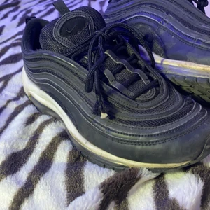 Nike skor  - Nike skor, är inte säker på modellen men den kostade ungefär 1500kr som ny. Strk 41, den är lite sliten på sidan fast tyget/textilen är inte sönde. BUDA 