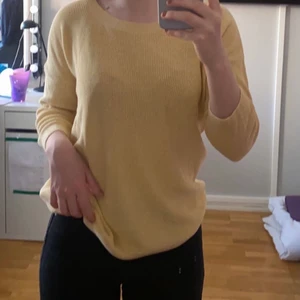 Gul tröja  - super fin gul tröja💕 stolek S men beroende vilken passform man är ute efter så skulle jag säga den passar XS-M  - köparen står för frakten 