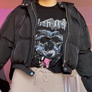 Croppad svart jacka - Svart croppad jacka med luva, skulle säga att den är ganska liten i storleken, passar nog om man har storlek 34/36:))) Köparen står för frakten!!