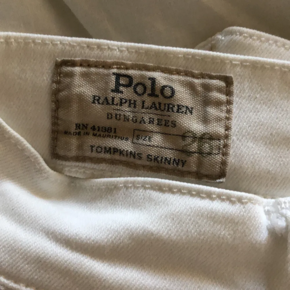 Ett par snygga och trendiga low waisted jeans från Ralph Lauren. Fransar nedtill och är använda endast en gång💚 storlek 26.. Jeans & Byxor.